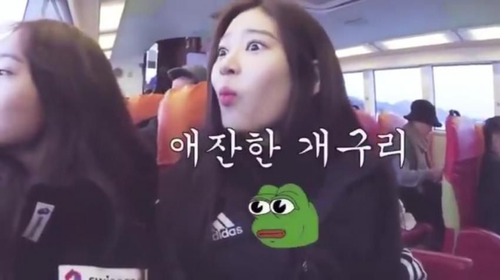 쭈굴미 넘치는 애잔한 개구리 아이즈원 김민주2.jpgif | 인스티즈