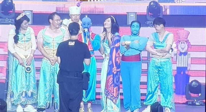 알라딘 분장한 팬들 무대위로 올라오라고한 트와이스 다현 | 인스티즈