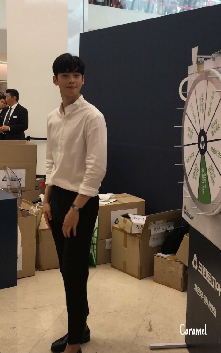 어느 남자 아이돌의 무보정 사진 | 인스티즈