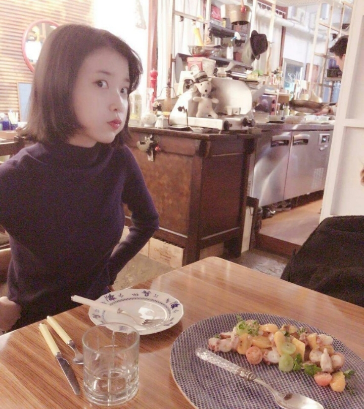아이유 무대뒤 여친짤 대방출.jpg | 인스티즈