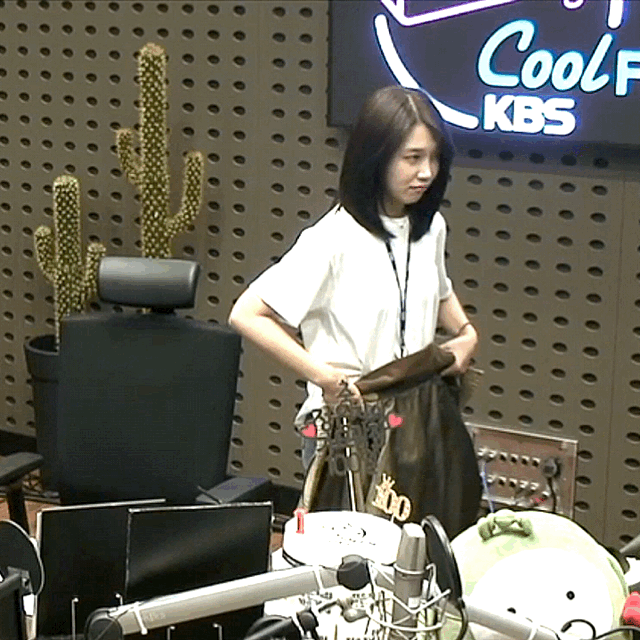 코트 걸치는 에이핑크 정은지.gif | 인스티즈