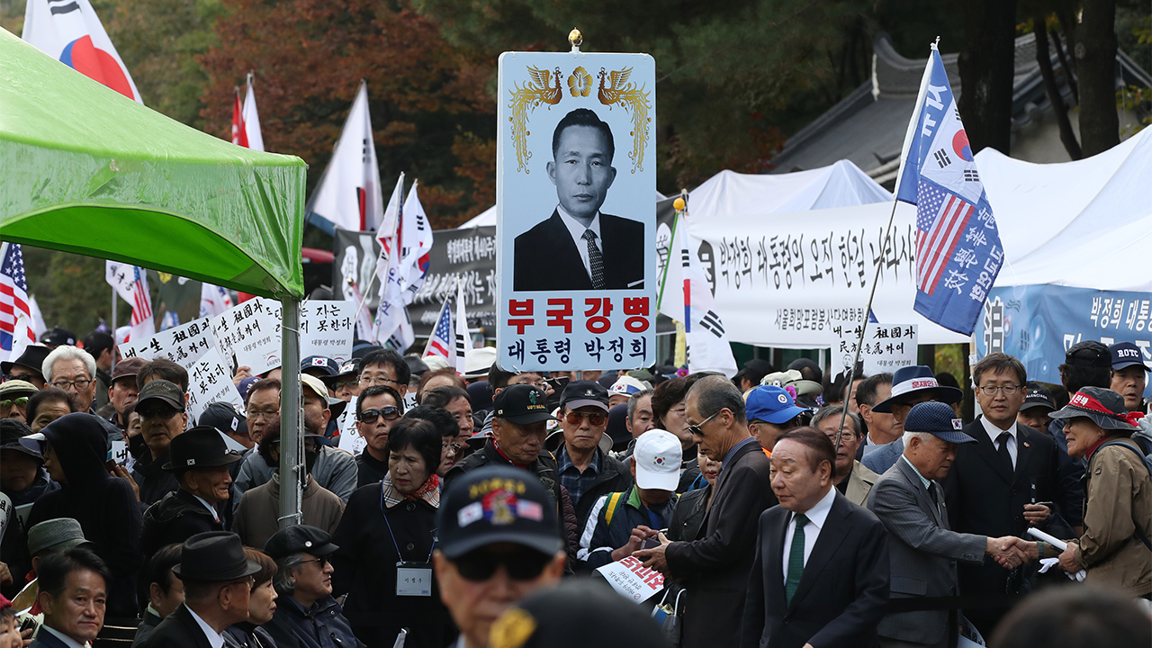한국당 다카기 마사오 묘소 헌화.jpg | 인스티즈