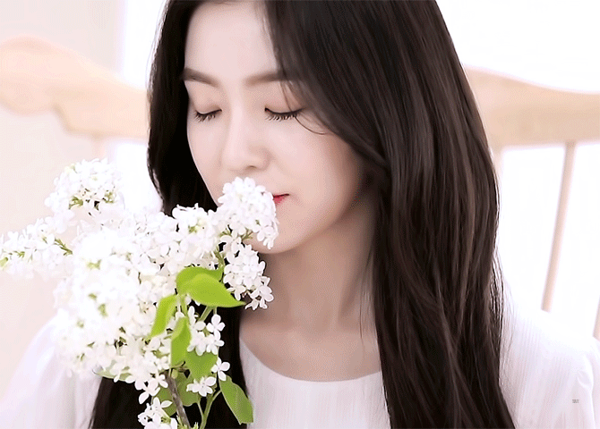 꽃을 든 아이린.gif | 인스티즈
