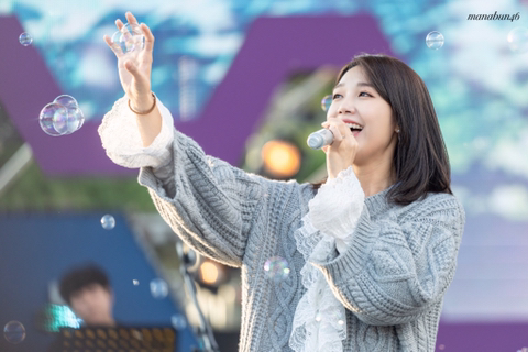 무대 비누방울 효과 속 에이핑크 정은지.jpgif | 인스티즈