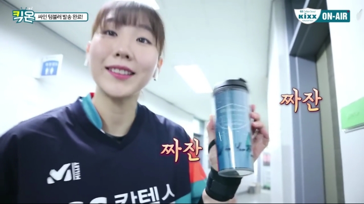 텀블러에 싸인하는 여배선수들.jpg | 인스티즈