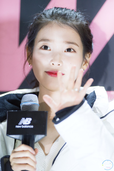 뉴발란스 토크콘서트 포니테일 아이유.jpg | 인스티즈
