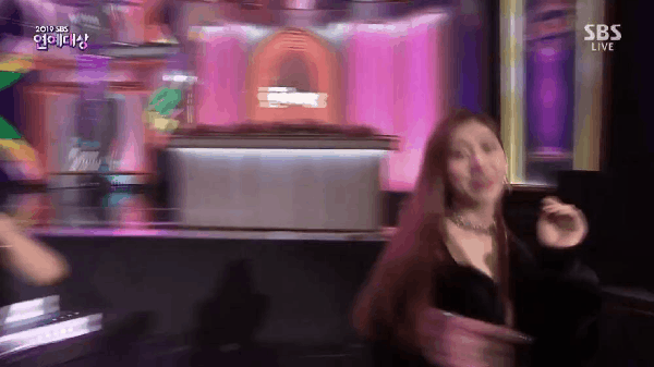 [ITZY] 공연중 갑자기 악수하는 류진이 | 인스티즈