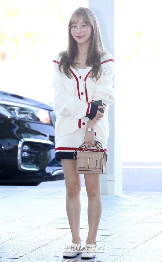 오늘자 새로운 헤어컬러로 염색하고 공항에 나타난 태연 | 인스티즈