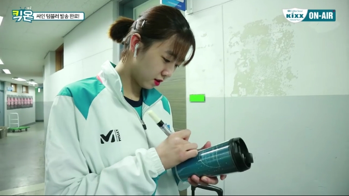 텀블러에 싸인하는 여배선수들.jpg | 인스티즈