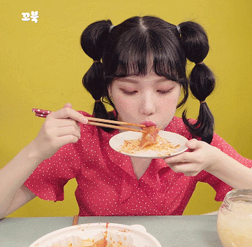 복스럽게 잘먹는 여자친구 예린이 긔여운 먹방.gif | 인스티즈