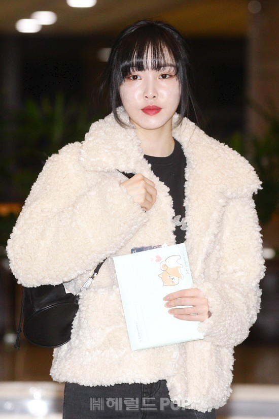 일본 공연 차 출국하는 여자친구.jpg | 인스티즈