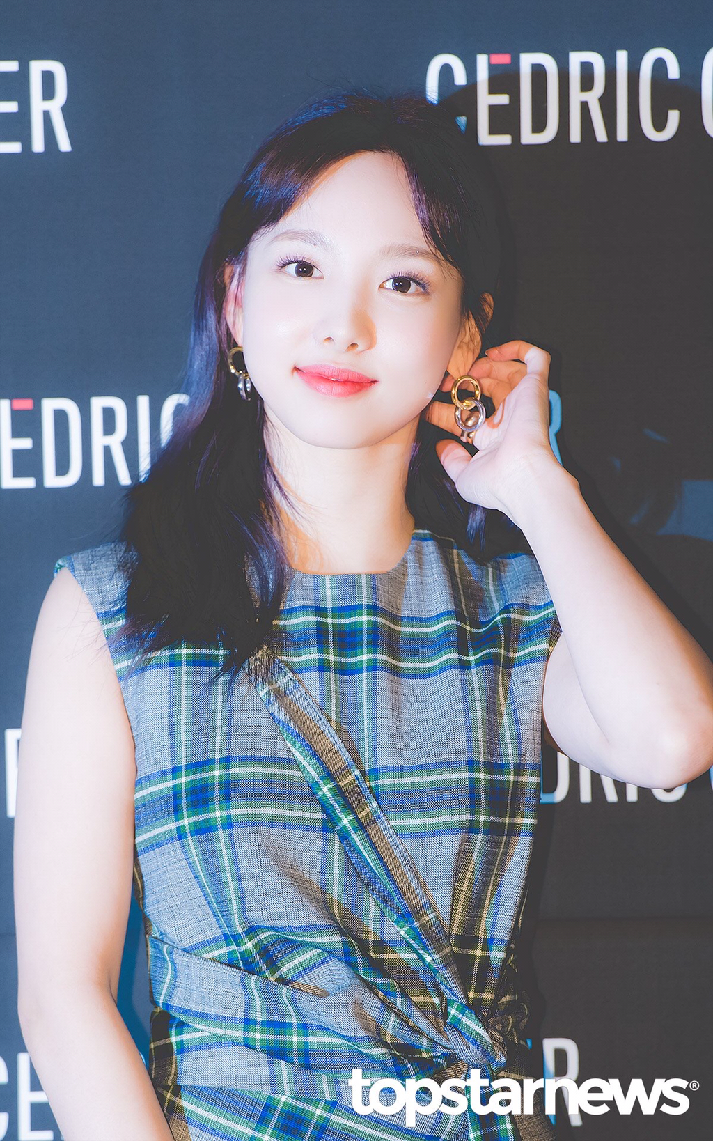 막내 쯔위가 좋아 포옹하는 맏내 나봉이 | 인스티즈