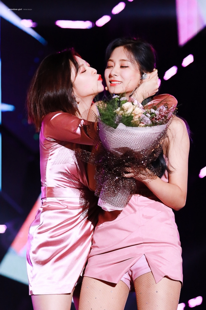 뽀뽀하는 트와이스.jpgif | 인스티즈