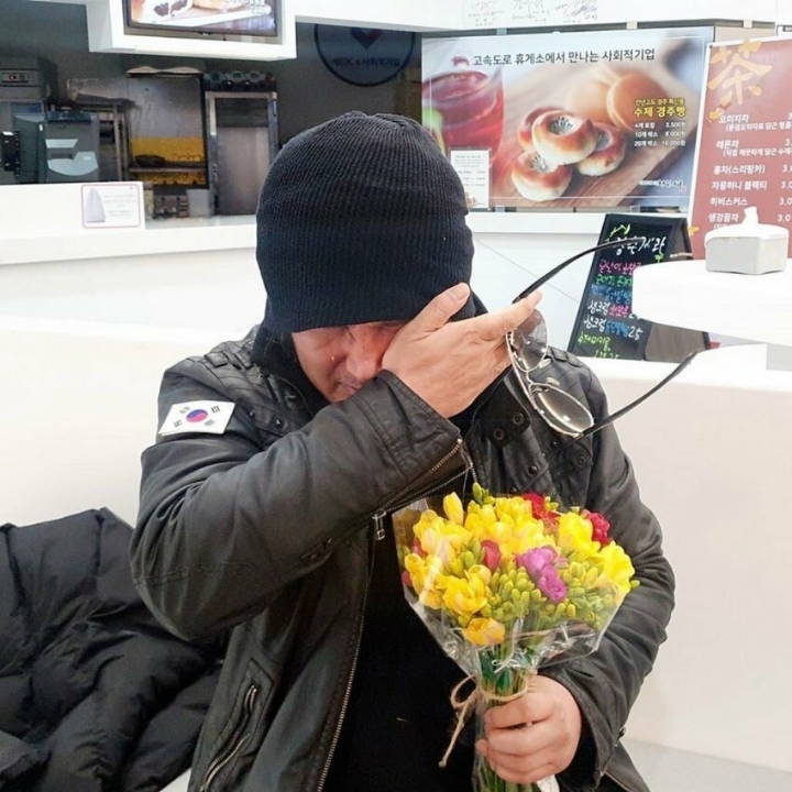 마스크 감사 편지에 눈물 흘리는 김보성.jpeg | 인스티즈