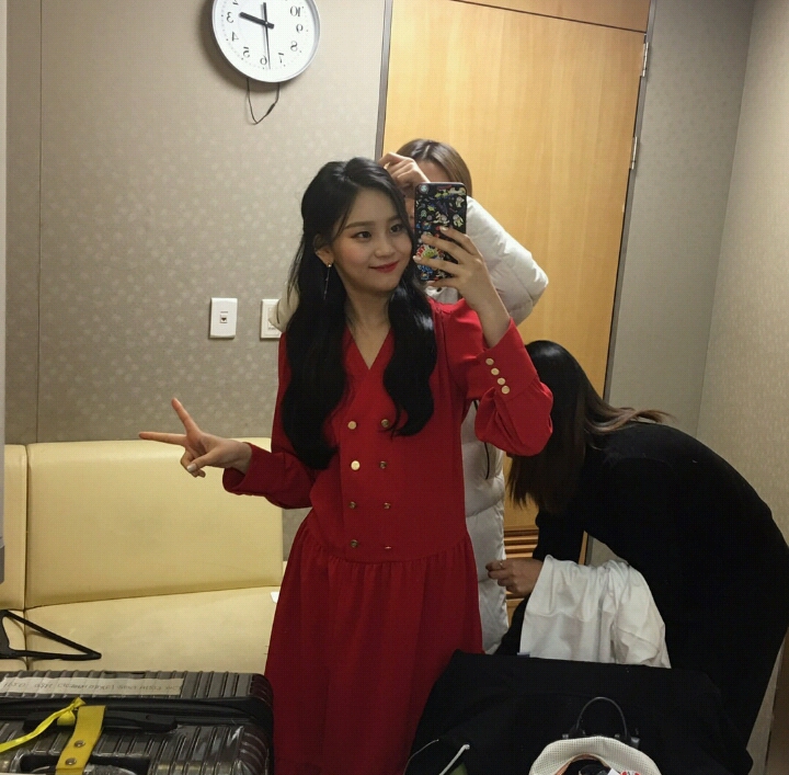 181125 레드의상 입은 여자친구 엄지 인스타그램 | 인스티즈