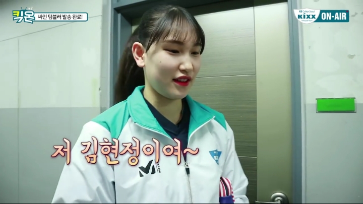 텀블러에 싸인하는 여배선수들.jpg | 인스티즈