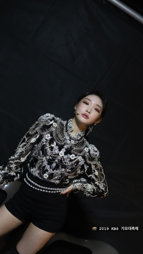 청하 연말 시상식 의상 디테일.jpg | 인스티즈