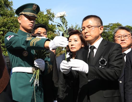 한국당 다카기 마사오 묘소 헌화.jpg | 인스티즈