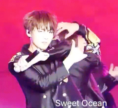 방탄소년단 뷔의 무대 위 표정 연기.gif | 인스티즈