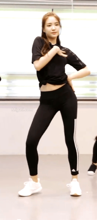 레깅스 입고 안무 연습하는 손나은.gif | 인스티즈