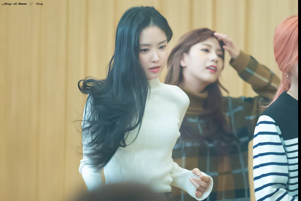 [에이핑크] 맘스터치는 역시 딥치즈버거라서 나은이 | 인스티즈