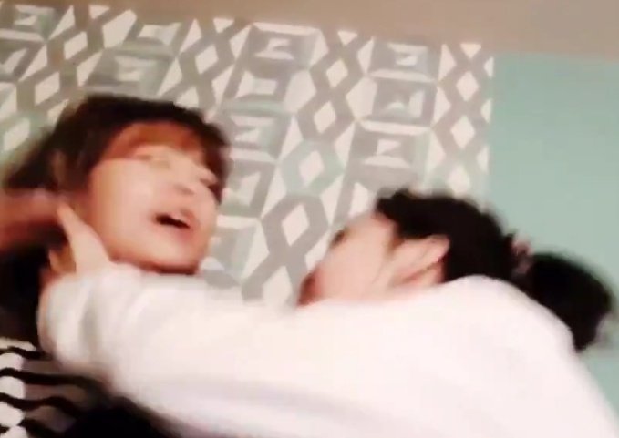 트와이스 모모랑 나연이가 정연이한테 스킨십 했을때 반응차이 ㅋㅋ | 인스티즈