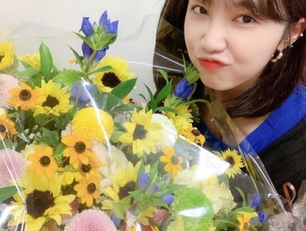 꽃다발을 든 에이핑크 정은지.jpg | 인스티즈