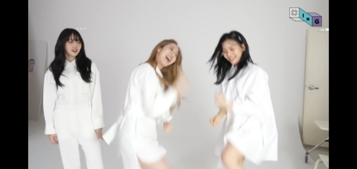 막내들의 재롱을 따사롭게 지켜보는 여자친구 예린 | 인스티즈