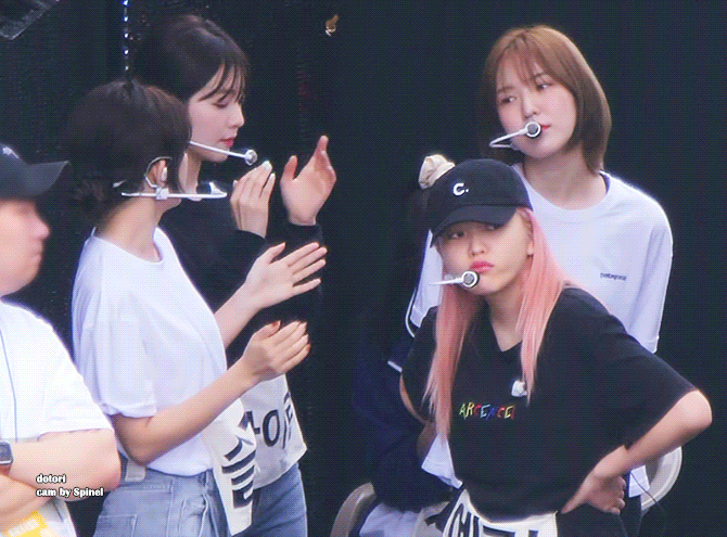 리허설 대기중에 웬디 껌딱지가 된 아이린.jpgif | 인스티즈