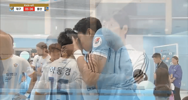경기 전 이동경에게 뽀뽀하는 정태욱.gif | 인스티즈