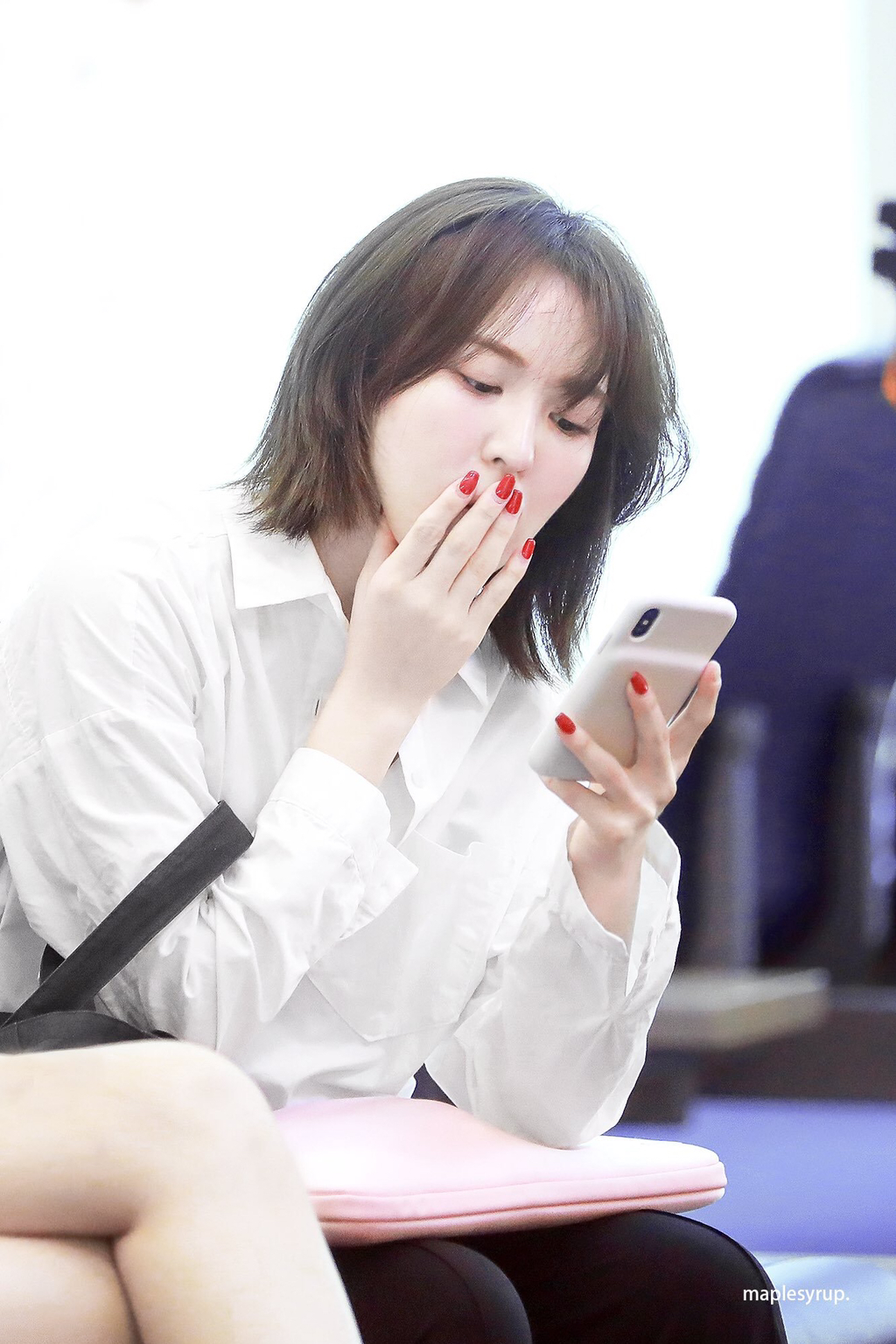 레드벨벳 웬디의 여행갔을 때 패딩 벗는 과정 ㅋㅋㅋ | 인스티즈