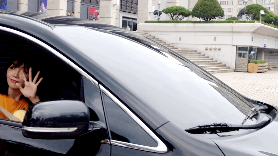 차에서 팬들 보고 손흔들어 주는 에이핑크 정은지.gif | 인스티즈