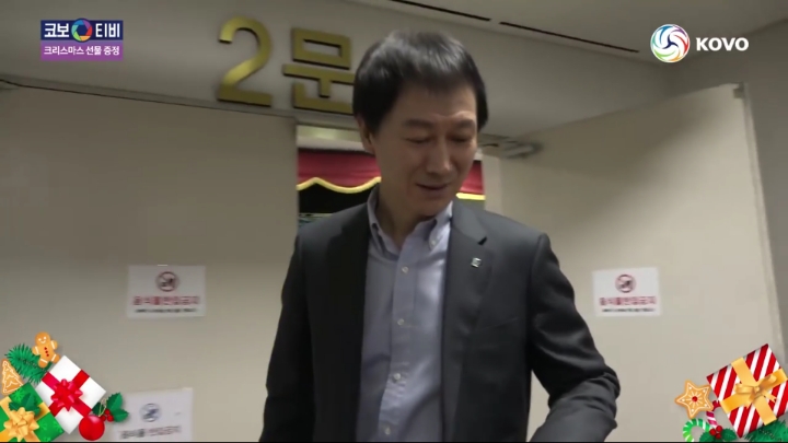 크리스마스 선물받는 기업은행 선수들.jpg | 인스티즈