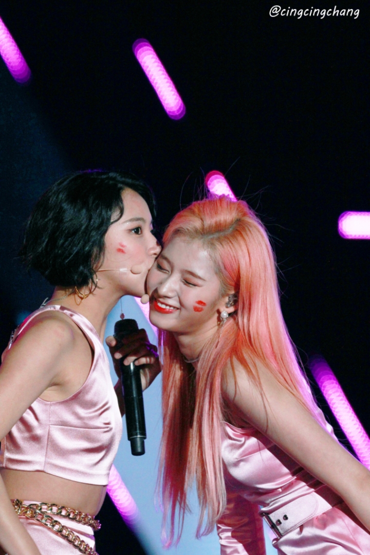 뽀뽀하는 트와이스.jpgif | 인스티즈
