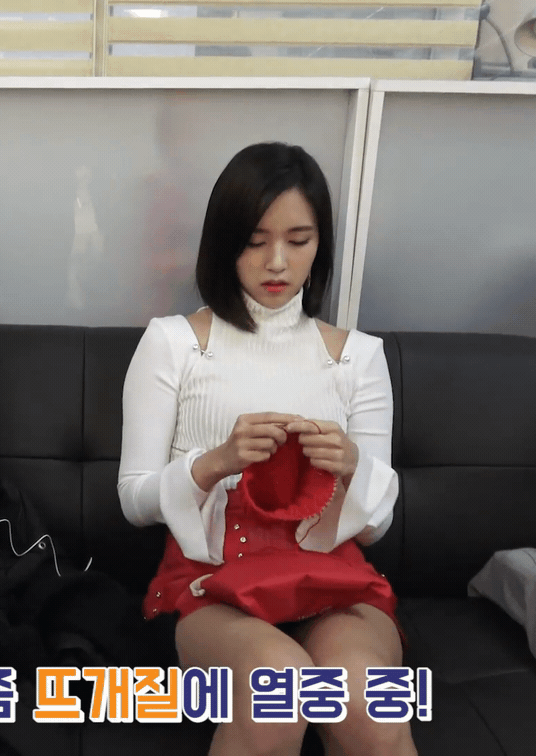 트와이스 미나가 쉬는 시간마다 뜨개질을 한 이유 | 인스티즈