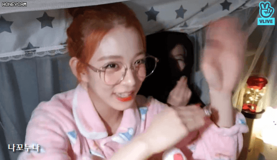 교통정리 춤 따라하는 프로미스나인 | 인스티즈