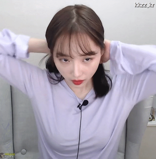 스트리밍하는 윤태진 아나운서.gif | 인스티즈