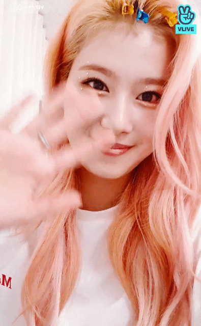 오늘자 브이앱 하는 트와이스 사나 | 인스티즈