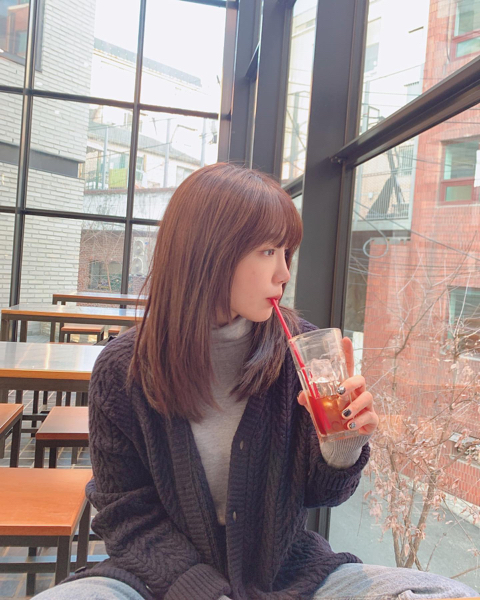 카페에서 휴식을 즐기고 있는 에이핑크 정은지.jpg | 인스티즈