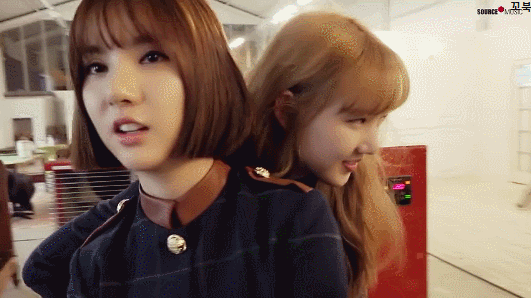 여자친구 은하를 만지는 예린이.gif | 인스티즈