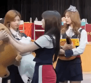 지효한테 사랑받고 싶은 사나 .gif | 인스티즈