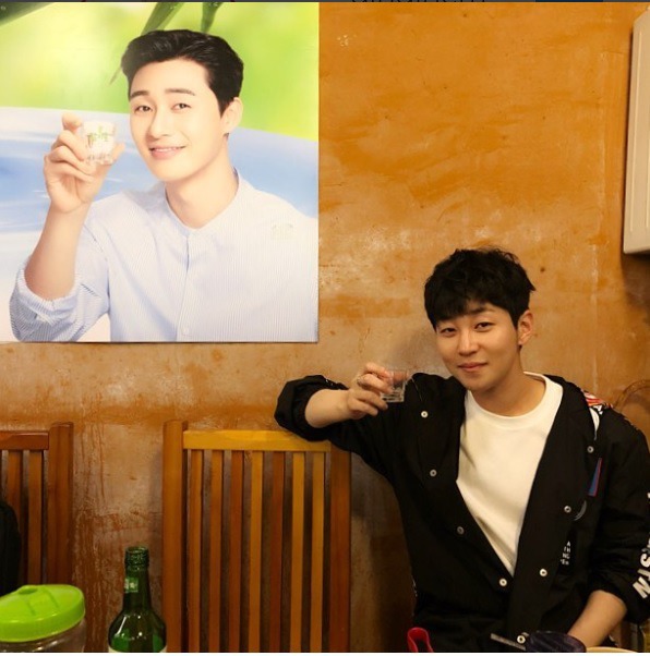 자기 포스터 앞에서 똑같은 포즈로 사진찍는 박서준 | 인스티즈