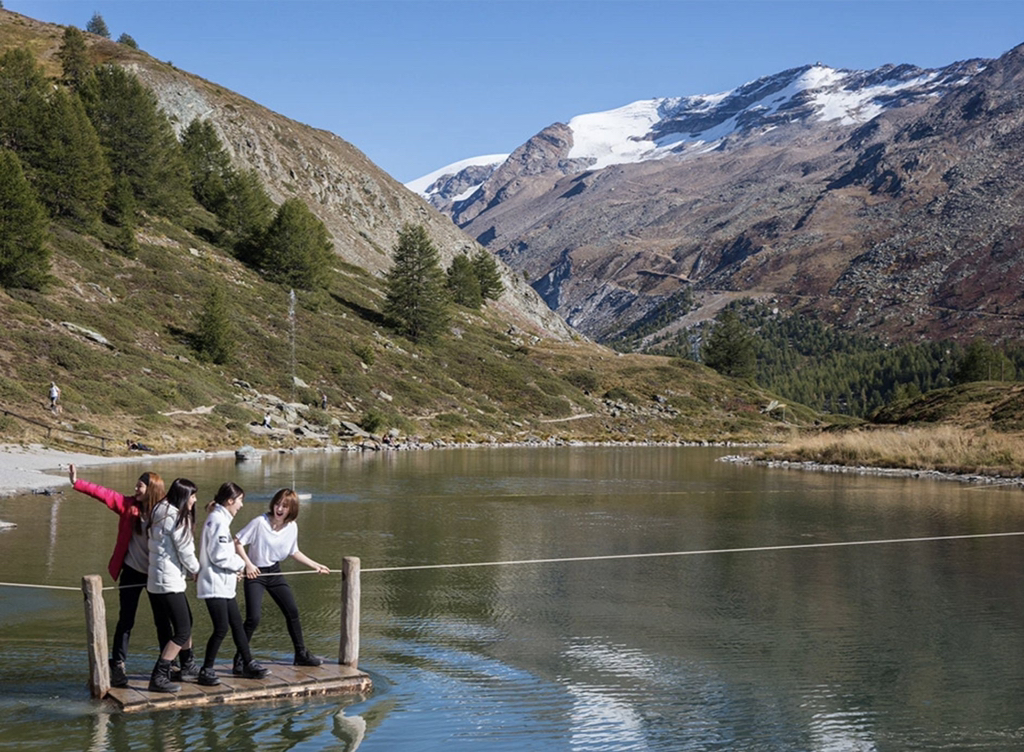 레드벨벳 웬디의 여행갔을 때 패딩 벗는 과정 ㅋㅋㅋ | 인스티즈