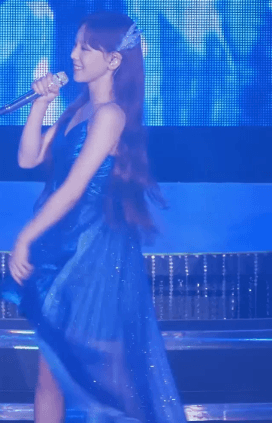 끈나시 드레스 입고 노래하는 태연.gif | 인스티즈