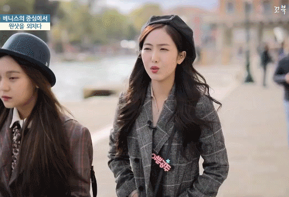 커플을 보고 심기가 불편해진 여자친구 신비.gif | 인스티즈