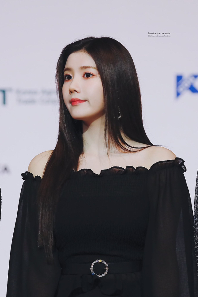 아이즈원) 얼굴에 뭘 이렇게 묻히고 다니나 싶은 권은비 | 인스티즈