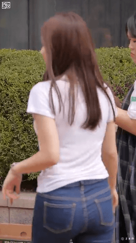 모모랜드 낸시 청바지에 흰티 .gif | 인스티즈