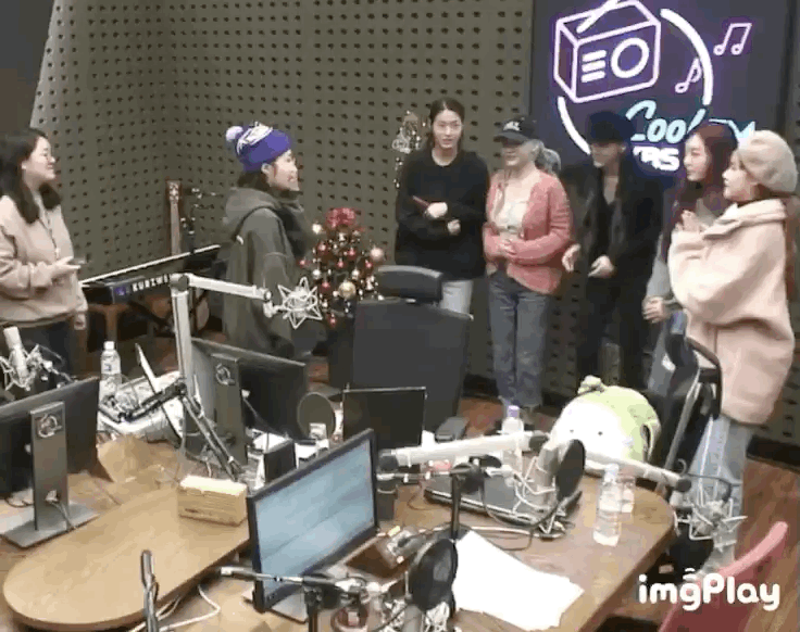 AoA랑 맞 인사 하는 에이핑크 정은지.gif | 인스티즈