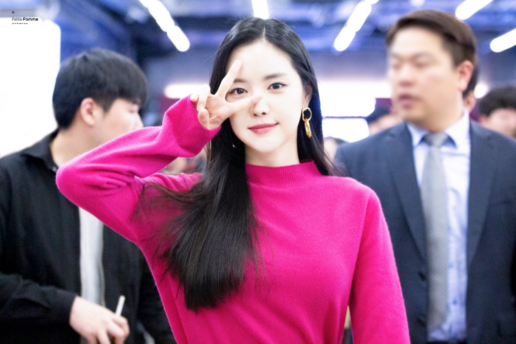 [에이핑크] 맘스터치는 역시 딥치즈버거라서 나은이 | 인스티즈