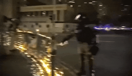 숨진 대학생을 추모하는 촛불에 물뿌리는 홍콩경찰 | 인스티즈